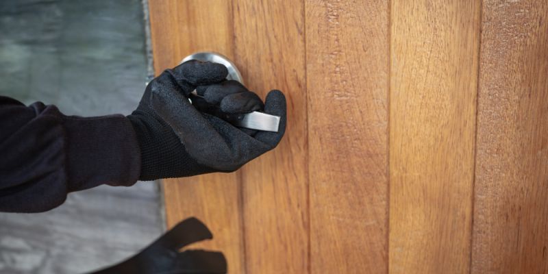 Złodzieje czyhają. Jak zabezpieczyć dom przed wyjazdem na święta?