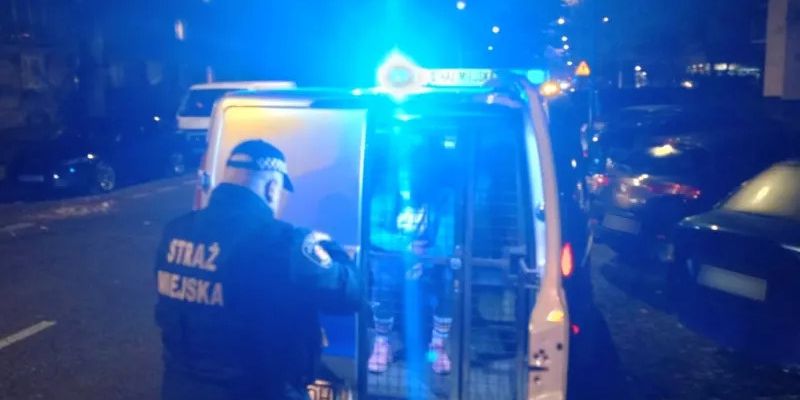 Agresywna kobieta na klatce bloku na Pradze-Południe. Interweniowała straż miejska