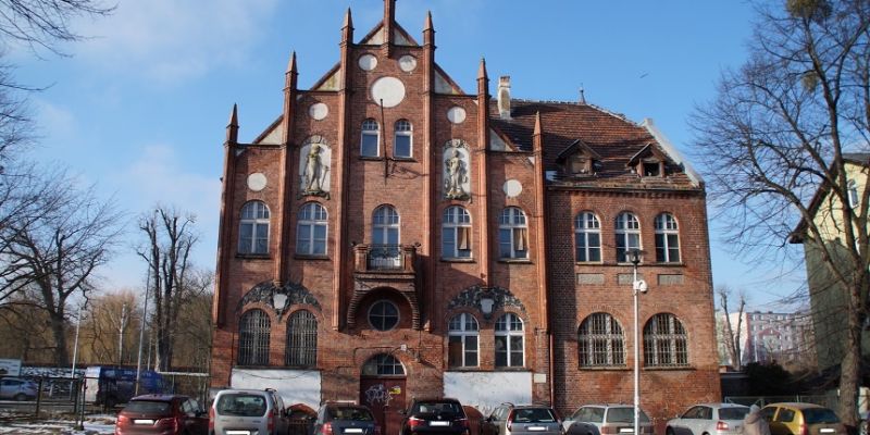 Dawny Ratusz na Oruni przejdzie metamorfozę. Zmiany także na skwerze przy ul. Buczka