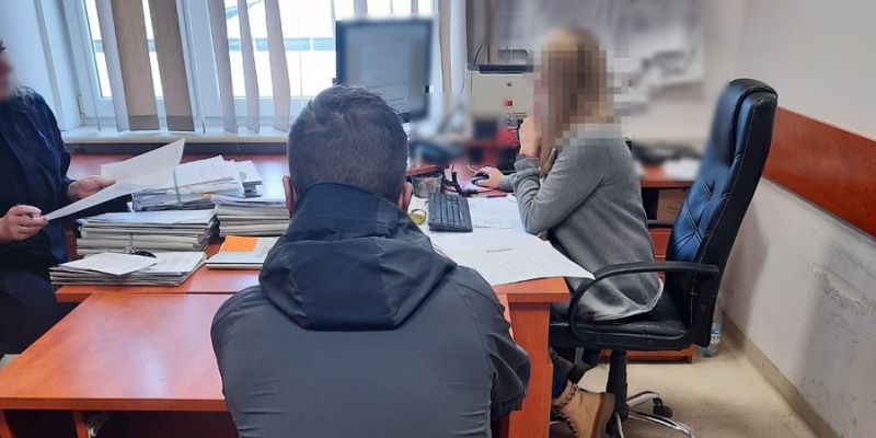 Dzielnicowi zatrzymali mężczyznę, który obrzucił kamieniami budynek i wybił szyby