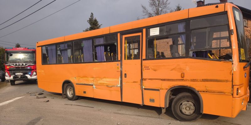 Zderzenie ciężarówki z autobusem szkolnym - w pojeździe były dzieci