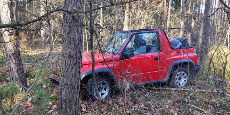 Ukryty w lesie skradziony samochód i podejrzanych o ich kradzież namierzył dzielnicowy