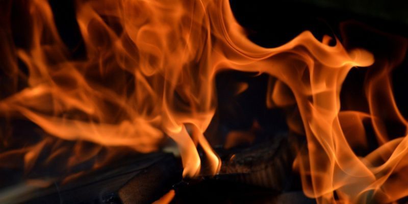 Nocny pożar na parkingu w Wieliszewie. Spłonęły auta, kolejne zostały uszkodzone