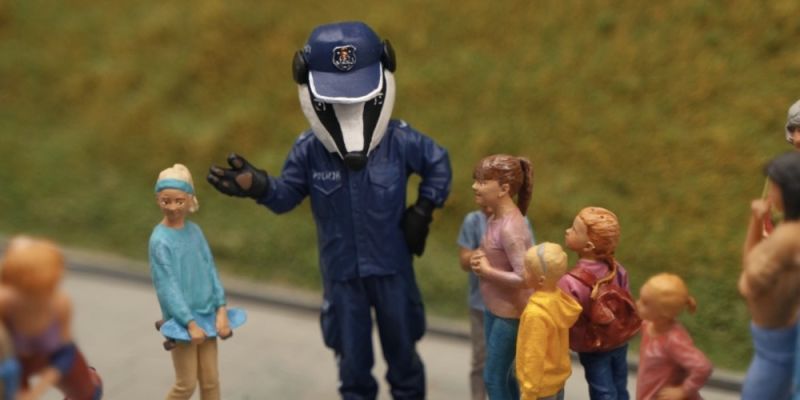 Maskotka warszawskiej policji zamieszkała w miniaturowym świecie