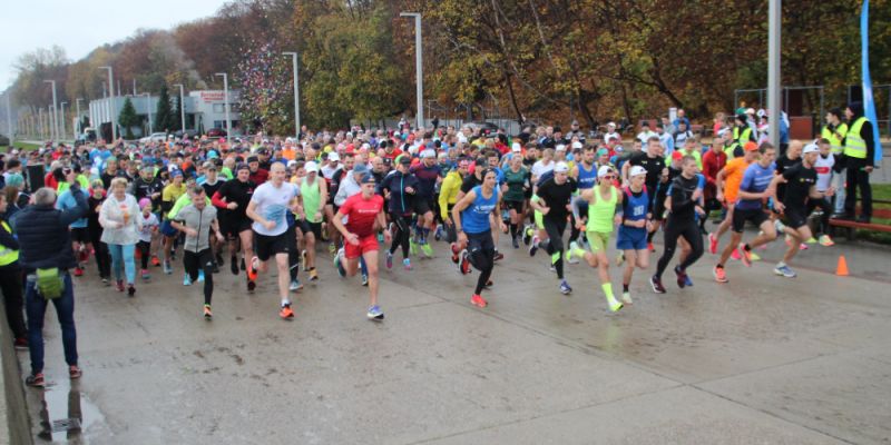 Blisko pół tysiąca uczestników startowało w  jubileuszowym parkrun Gdynia.