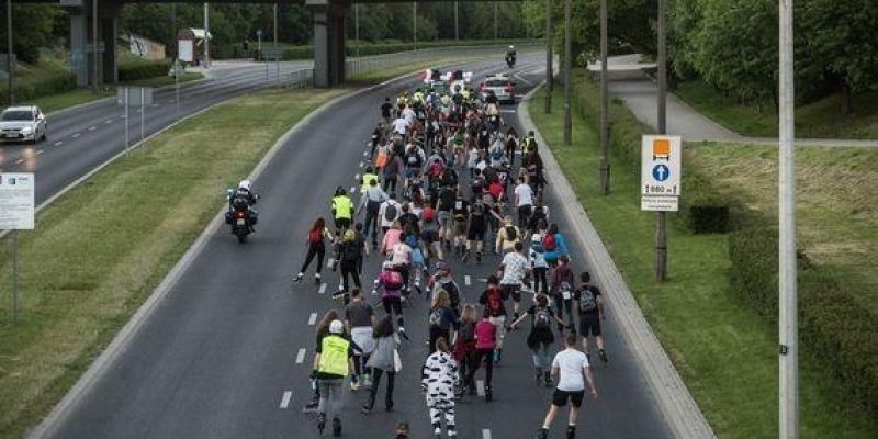 Rolkarze i rowerzyści z okazji rocznicy wybuchu Powstania Warszawskiego