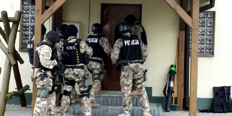 ROZBITA GRUPA PRZESTĘPCZA WYŁUDZAJĄCA VAT NA HANDLU NIELEGALNYM PALIWEM
