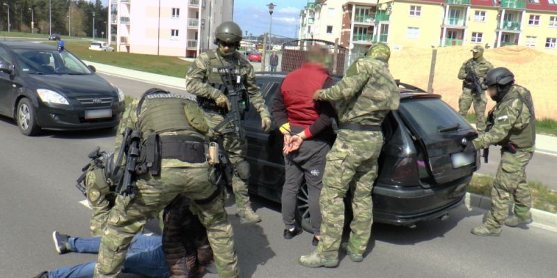 Zmuszali młodą dziewczynę do prostytucji i czerpali z tego korzyści majątkowe