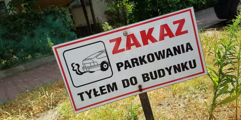 Nie parkujmy tyłem do budynku