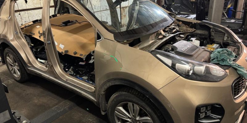 Rozbierali kradzione samochody. Wpadli w ręce policji