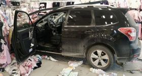 Samochód wjechał w sklep odzieżowy w Baninie. 63-latka pomyliła pedały