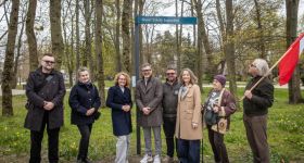 Skwer Szkoły Sopockiej w Parku Północnym oficjalnie odsłonięty. Sopot upamiętnia 80 lat tradycji artystycznej