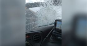 Wyrzucał jogurty z samochodu, uszkodził trzy pojazdy. 29-latek usłyszał zarzuty