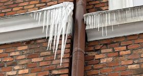 Zwisające kilkunastokilogramowe sople zagroziły przechodniom na ulicy Kartuskiej w Gdańsku