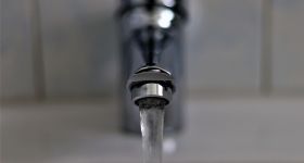 Przerwa w dostawie ciepłej wody w Gdyni. Tysiące mieszkańców bez ogrzewania z powodu budowy obwodnicy