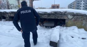 Zima zbiera tragiczne żniwo. Pomorska Policja apeluje: reagujmy na zagrożenie wychłodzeniem