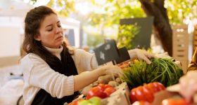 Rewolucja w sklepach. Owoce i warzywa muszą mieć flagę kraju pochodzenia